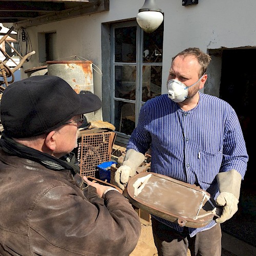 Messinggiesser Bastian Asmus (rechts) und Instrumentenbauer Rainer Egger