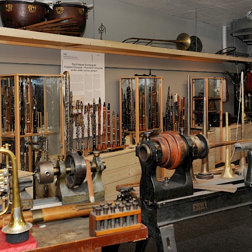 Drehbank und Drückbank einer Instrumentenwerkstatt um 1900